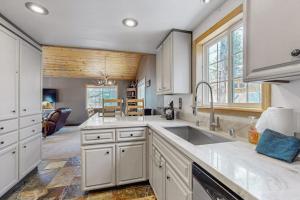 Lodge-Inspired Home Near 5-Star Tahoe Donner Facilities & Ski Resorts
