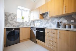 Stylish 3BR Apartment Newport Near M4 Free Parking on site