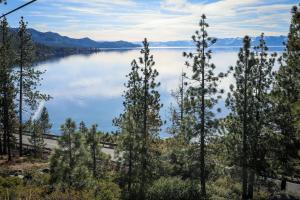 Charming & classic condo with WiFi gas fireplace full kitchen & deck