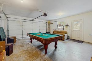 Single-level home with fireplace deck grill & washer&dryer sleeps 10