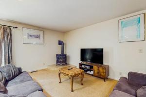 Single-level home with fireplace deck grill & washer&dryer sleeps 10