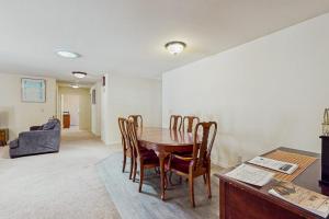 Single-level home with fireplace deck grill & washer&dryer sleeps 10