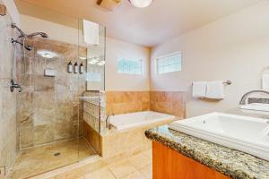 Single-level home with fireplace deck grill & washer&dryer sleeps 10