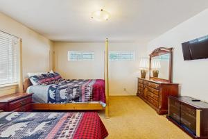 Single-level home with fireplace deck grill & washer&dryer sleeps 10