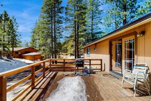 Single-level home with fireplace deck grill & washer&dryer sleeps 10