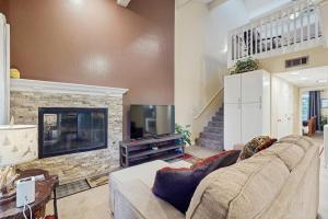 Updated Condo with Lake Views Heated Floors Soaking Tub Pool & Spa Access