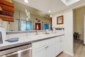 Updated Condo with Lake Views Heated Floors Soaking Tub Pool & Spa Access