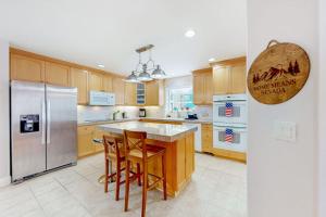 Large home among the treetops near Heavenly with hot tub & great deck