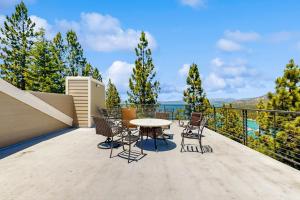 Lake- & mountain-view lodge with hot tub rooftop deck & pool table sleeps 10