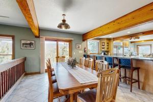 Lake- & mountain-view lodge with hot tub rooftop deck & pool table sleeps 10