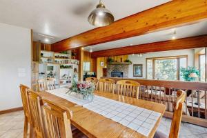 Lake- & mountain-view lodge with hot tub rooftop deck & pool table sleeps 10