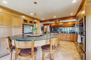 Lake- & mountain-view lodge with hot tub rooftop deck & pool table sleeps 10