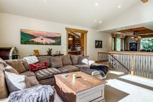 Luxury home with fireplaces AC home office & 2-car garage sleeps 10