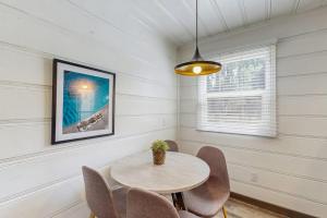 Modern Hideaway with Hot Tub & Firepit - Walk to Beach & Heavenly Village