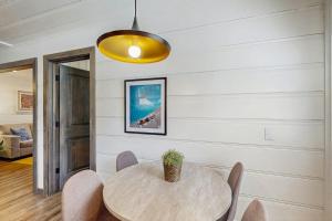 Modern Hideaway with Hot Tub & Firepit - Walk to Beach & Heavenly Village