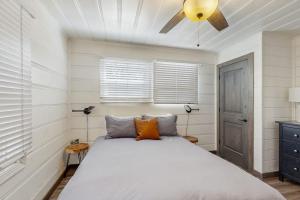 Modern Hideaway with Hot Tub & Firepit - Walk to Beach & Heavenly Village
