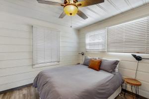 Modern Hideaway with Hot Tub & Firepit - Walk to Beach & Heavenly Village