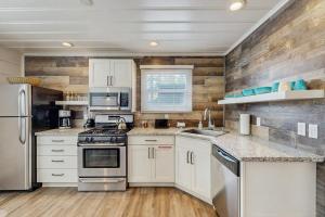 Modern Hideaway with Hot Tub & Firepit - Walk to Beach & Heavenly Village