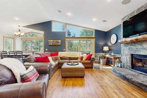 Cozy Tahoe home near the best of South Lake with fireplace WiFi & skiing nearby