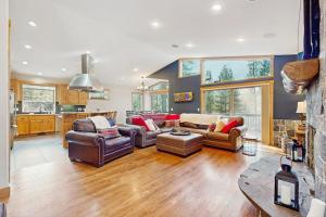Cozy Tahoe home near the best of South Lake with fireplace WiFi & skiing nearby