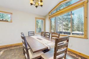 Cozy Tahoe home near the best of South Lake with fireplace WiFi & skiing nearby