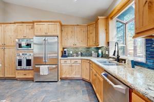 Cozy Tahoe home near the best of South Lake with fireplace WiFi & skiing nearby