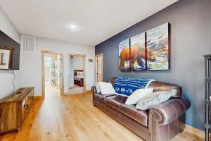 Cozy Tahoe home near the best of South Lake with fireplace WiFi & skiing nearby