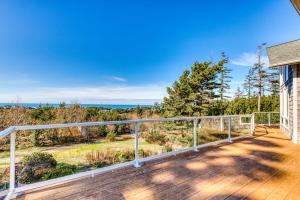 Dog-friendly house with ocean & mountain views - easy beach & park access game room