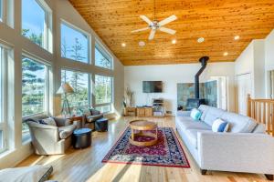 Dog-friendly house with ocean & mountain views - easy beach & park access game room