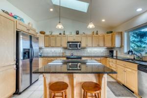 Dog-friendly house with ocean & mountain views - easy beach & park access game room