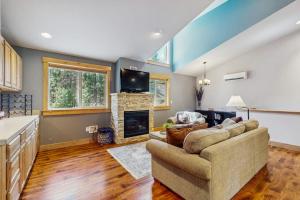 Modern Apartment with fireplace central AC pool & tennis-pickleball court