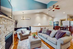 Modern Apartment with fireplace central AC pool & tennis-pickleball court