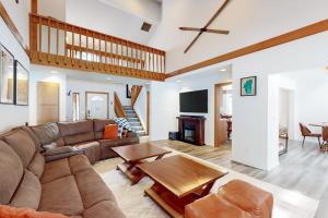 Welcoming lake retreat with private hot tub games & fireplace - dog-friendly