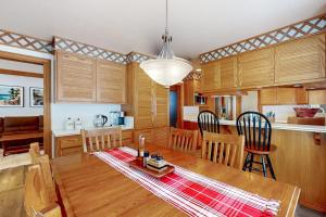 Welcoming lake retreat with private hot tub games & fireplace - dog-friendly