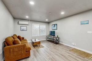 Spacious condo close to the river with WiFi streaming washer&dryer