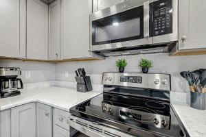 Spacious condo close to the river with WiFi streaming washer&dryer