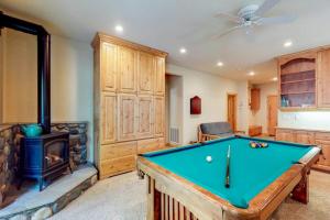 Spacious home with access to golf tennis hot tub & pool