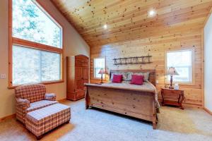 Spacious home with access to golf tennis hot tub & pool