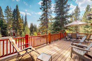 Spacious home with access to golf tennis hot tub & pool