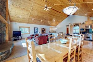 Spacious home with access to golf tennis hot tub & pool