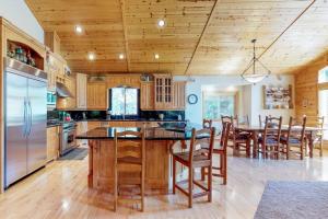 Spacious home with access to golf tennis hot tub & pool