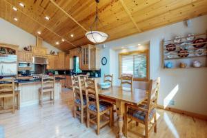 Spacious home with access to golf tennis hot tub & pool