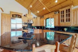 Spacious home with access to golf tennis hot tub & pool