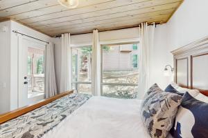 Remodeled all-season condo with fireplace