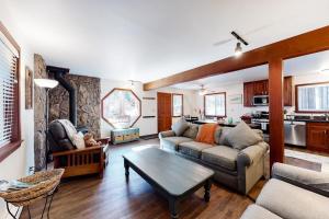 Cozy mountain retreat with deck shared pool-hot tub-sauna