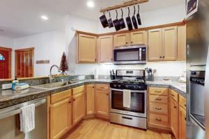 Serene mountain gem with large deck forest views & grill