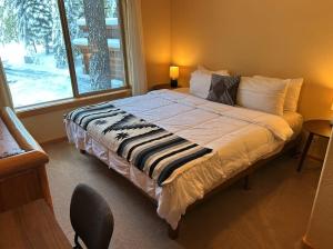 Serene mountain gem with large deck forest views & grill