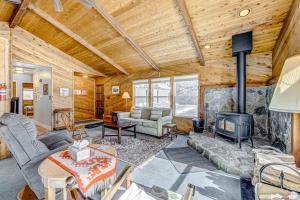 Mountain home with wood stove W&D & propane heat - near lifts & trails