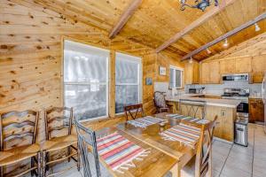 Mountain home with wood stove W&D & propane heat - near lifts & trails