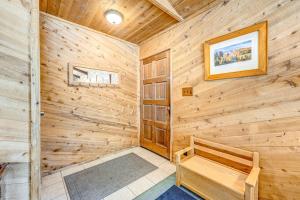 Mountain home with wood stove W&D & propane heat - near lifts & trails